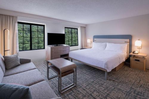亚特兰大Homewood Suites by Hilton Atlanta Buckhead Pharr Road的酒店客房,配有床和沙发