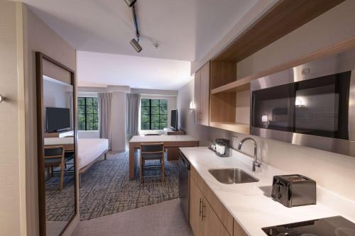 亚特兰大Homewood Suites by Hilton Atlanta Buckhead Pharr Road的一间带客厅和卧室的厨房