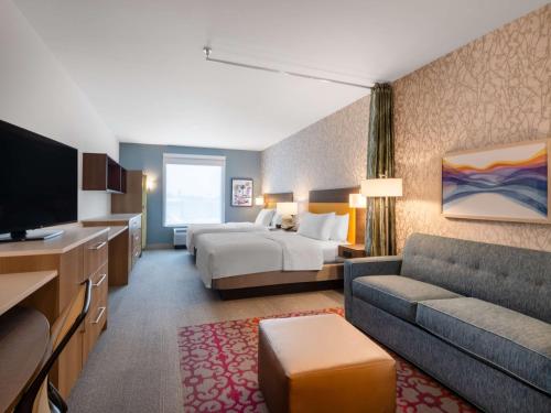 圣罗莎海滩Home2 Suites By Hilton Santa Rosa Beach的酒店客房,配有床和沙发