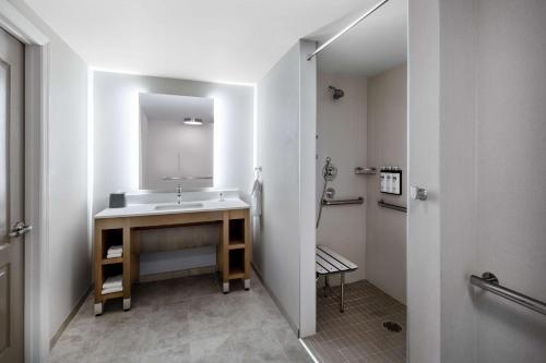 科罗拉多斯普林斯Hyatt House Colorado Springs Airport的一间带水槽和镜子的浴室