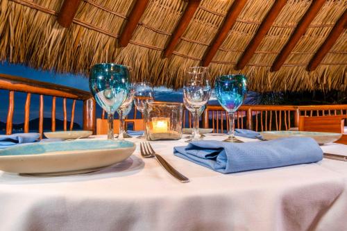 锡瓦塔塔内霍Hilton Grand Vacations Club Zihuatanejo的一张桌子,上面有白色的桌布和酒杯