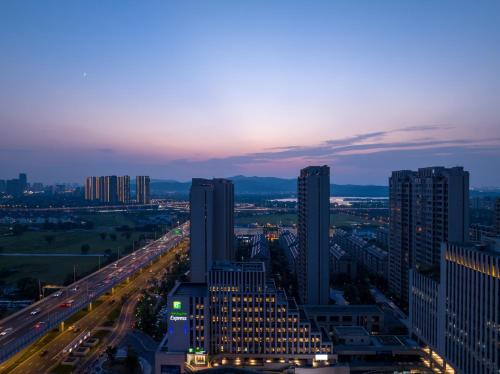 苏州苏州石湖大学城智选假日酒店 的城市夜间交通景观