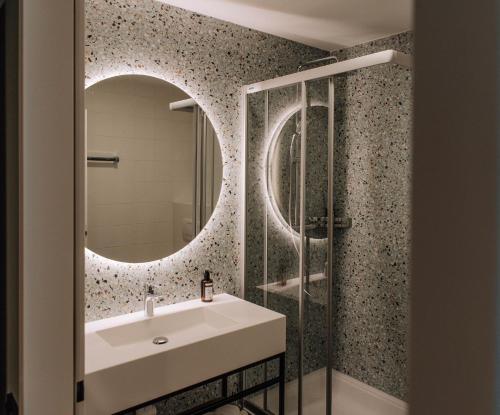 施韦夏特HEINhotel vienna airport的一间带水槽和镜子的浴室
