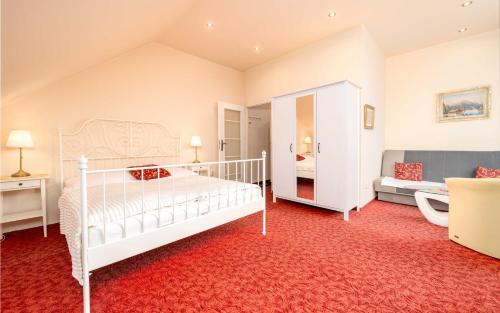 新伊钦斯卡尔卡奇酒店的卧室配有白色的床和红色地毯