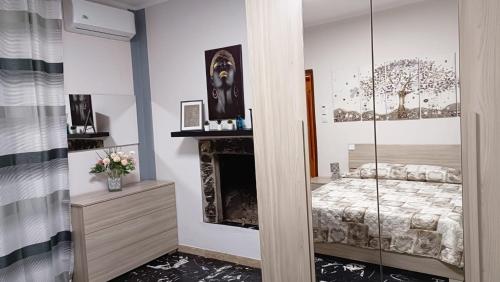 Angolo Terme20 VENTI的一间卧室配有一张床和一个壁炉