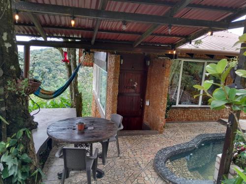 塞罗阿苏尔Mandalas Ecolodge的一个带桌子和游泳池的庭院