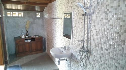 普拉亚Bujak Permai Villa Matahari Lombok NTB的一间带水槽和淋浴的浴室