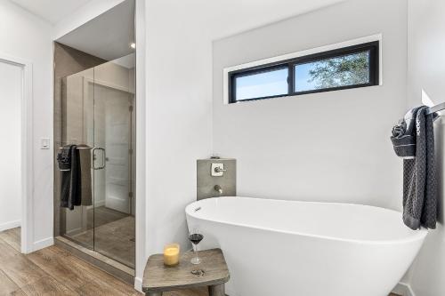 塞多纳Modern Luxury Home in the Heart of West Sedona的白色的浴室设有浴缸和淋浴。