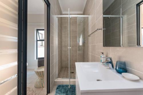 巴利托864 Ballito Hillis Luxury Estate Family Apartment的一间带水槽和淋浴的浴室