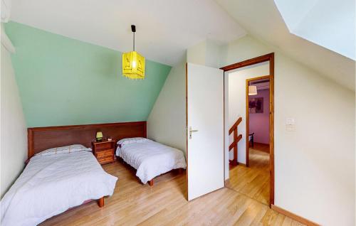 梅斯尼圣佩尔梅斯尼街圣皮尔波特度假屋的一间卧室设有两张床,门通往走廊