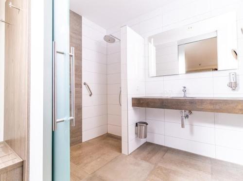Beneden-Leeuwen林登酒店的白色的浴室设有水槽和镜子