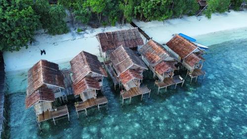 WaisaiFirdas Bungalows的水上度假村的空中景观