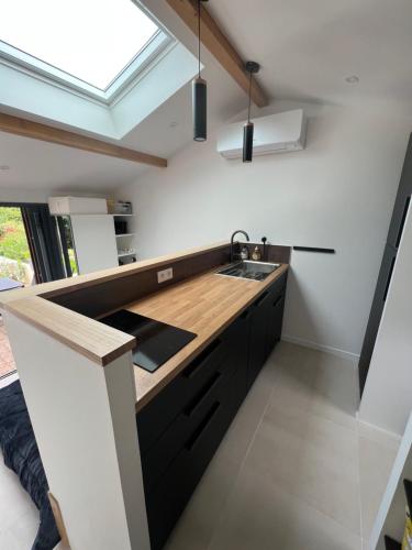 卡布勒通Sun studio的厨房设有水槽和天窗。
