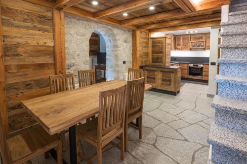 摩德纳迪-坎皮格里奥Maroc Mountain Chalet的一间带木桌和椅子的用餐室