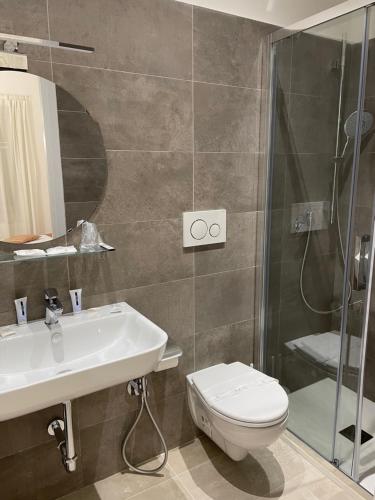 罗马罗马瓦尔德斯酒店的浴室配有卫生间、盥洗盆和淋浴。