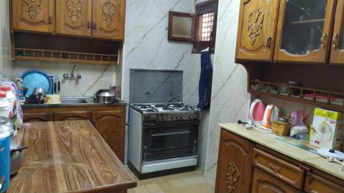 伊斯梅利亚Ismailia - Elnouras compound的厨房配有炉灶和水槽。