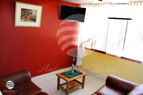 普诺ANDENES DEL TITICACA的客厅设有红色墙壁和台灯