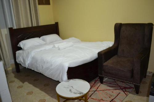 KiambuROSEVIEW的房间里的一张床和椅子