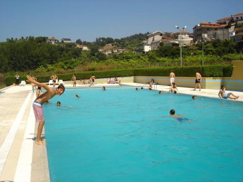 派瓦堡Castelo de Paiva, São Martinho de Sardoura的站在游泳池里的男孩