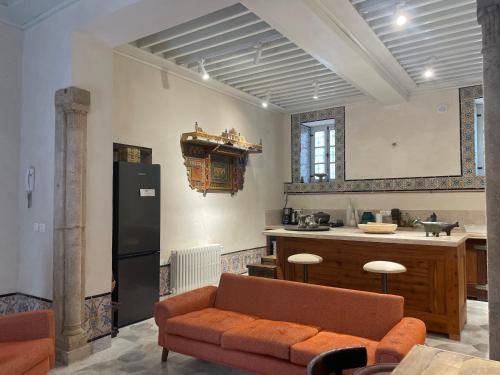 突尼斯Maison typique de la médina的带沙发的客厅和厨房
