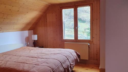 芒德Chalet Le Chant des Etoiles的一间卧室设有一张床和一个窗口