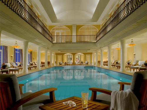 乌兰巴托特日勒吉酒店及水疗中心，蒙古的一座配有桌椅的酒店游泳池