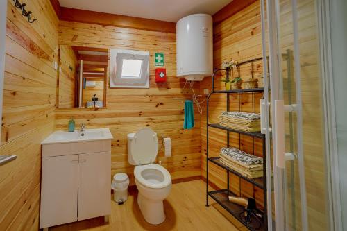 RaivaArrabia Guest Houses Glamping的木制浴室设有卫生间和水槽