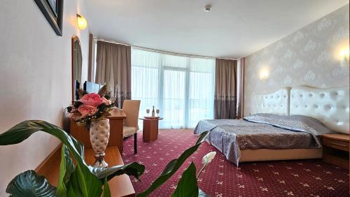 圣君士坦丁和海伦那SPA Hotel Sirius Beach的酒店客房设有一张床和一个大窗户