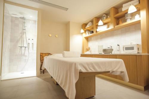 巴黎Bloom House Hôtel & SPA的配有1张床的浴室和带微波炉的厨房
