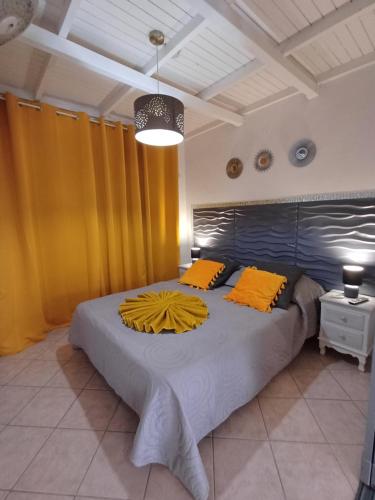 圣安娜10 SONY LOCATION f3 MEZZANINE的一间卧室配有一张带黄色窗帘的大床