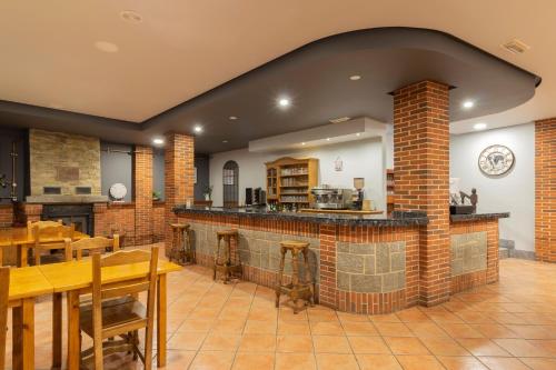 Cubillas de Arbas里奥假日乡村酒店的一间大厨房,在房间内有砖岛