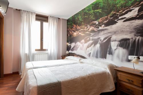 Cubillas de Arbas里奥假日乡村酒店的卧室配有两张床,墙上挂着瀑布壁画