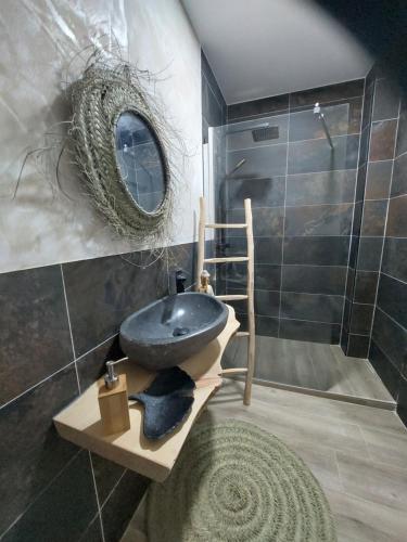 马德里Aparthotelmadridea, renovated quiet apartments, Madrid的一间带水槽和镜子的浴室