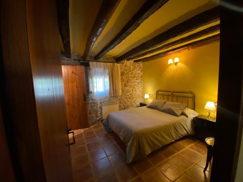 Peñarroya de TastavinsMas de Nofre的一间卧室,卧室内配有一张大床