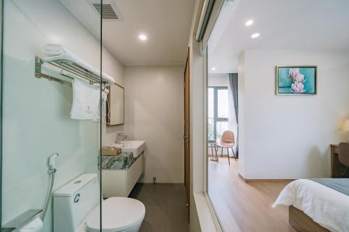 吉婆岛CAT BA ECO HOTEL的一间带卫生间和玻璃淋浴间的浴室