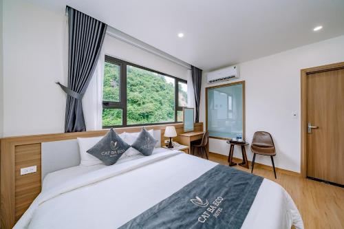 吉婆岛CAT BA ECO HOTEL的一间卧室设有一张大床和一个窗户。