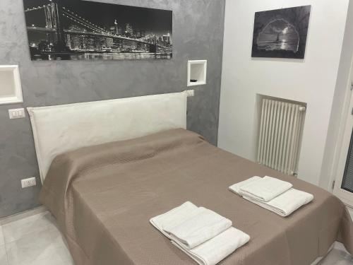 巴列塔San Donato Apartment的一间卧室配有一张床,上面有两条毛巾