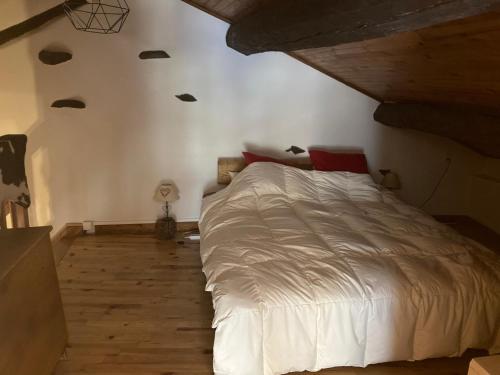 Beaunechalet st michel de maurienne的卧室铺有木地板,配有白色的床。