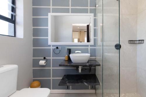 开普敦Casa Milner Guest House的一间带水槽和镜子的浴室