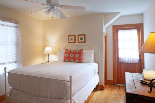 基韦斯特岛城酒店的一间卧室配有一张床和吊扇
