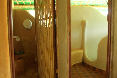 米卡Sol de Minca Eco Lodge的通往带卫生间的浴室的开放式门