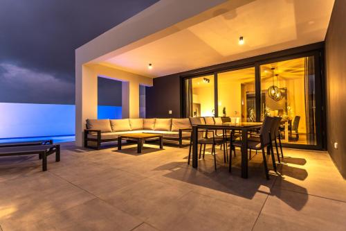 棕榈滩Tuscany Residence Aruba的客厅配有沙发和桌椅