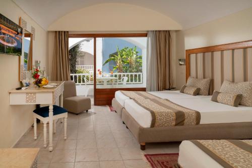 哈马马特Le Hammamet Hotel & SPA的酒店客房配有两张床和一张书桌
