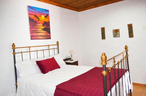圣巴托洛梅Casa Sendero de Taidia的一间卧室配有一张带红色毯子的床