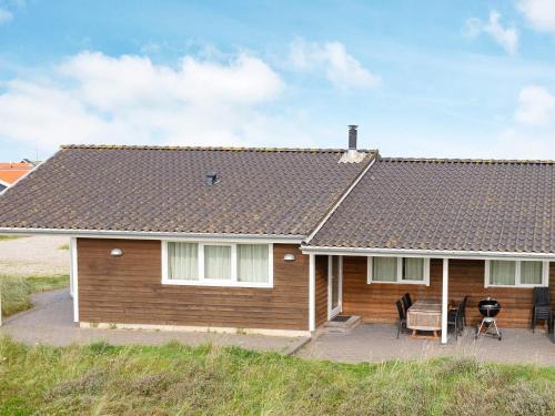 克利特默勒10 person holiday home in Thisted的房屋设有倾斜的屋顶和庭院
