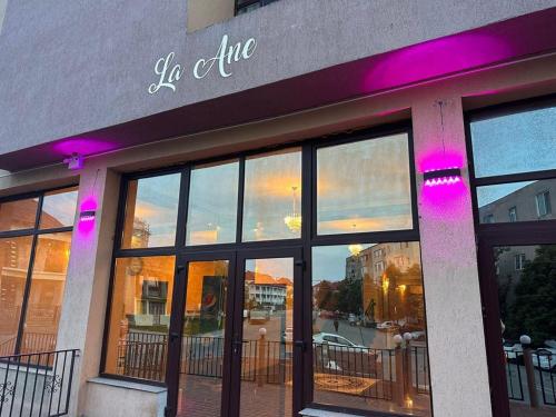 BabadauHotel La Ane的大楼前方有紫色灯的商店