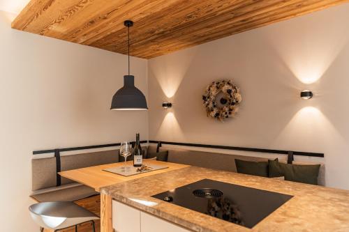 施利尔塞DAS KIRCHBICHL - stylisch lässig, mit eigener Sauna的厨房配有桌子和台面