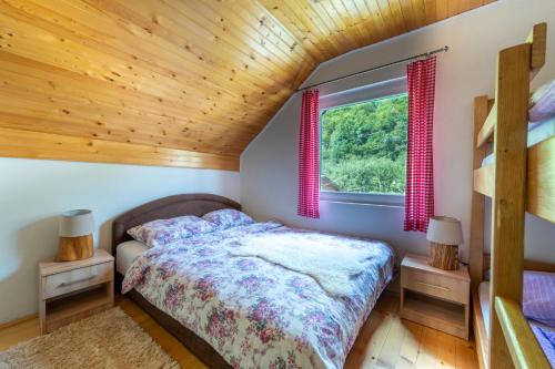 ŠipovoDomacinstvo na kraju svijeta的一间卧室设有一张床和木制天花板