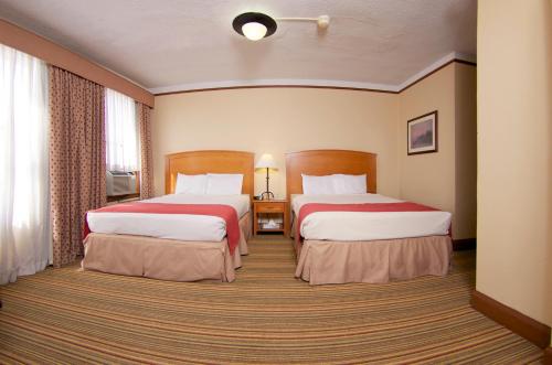 夏延历史平原酒店的酒店客房设有两张床和窗户。