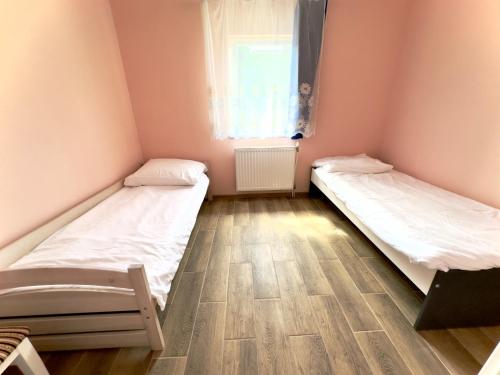 BrzezinyApartament 4 osobowy obok Szpitala Brzeziny 2 pokoje Prywatna łazienka i kuchnia 32m2的小型客房 - 带2张床和窗户